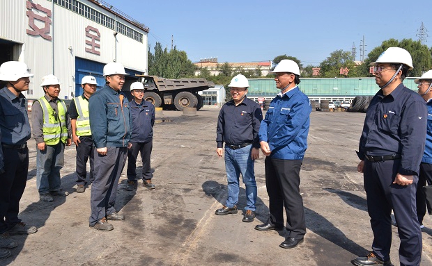 陈建先后深入井工一矿,煤炭洗选中心,露天设备维修中心,安家岭露天矿