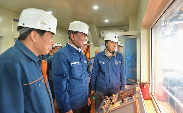 陈建先后深入井工一矿,煤炭洗选中心,露天设备维修中心,安家岭露天矿