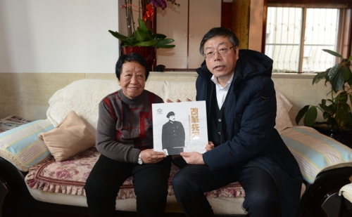 领导们首先看望慰问了改革先锋陈日新家属陈桂兰,离退休老干部周子义