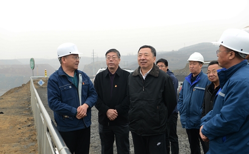 上午,督查组分别深入安太堡露天矿,安家岭露天矿,东露天矿和井工一矿